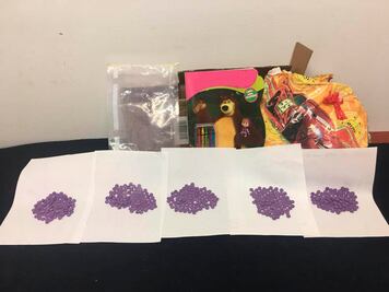 Hallan en Jalisco aparente metanfetamina dentro de libro para colorear