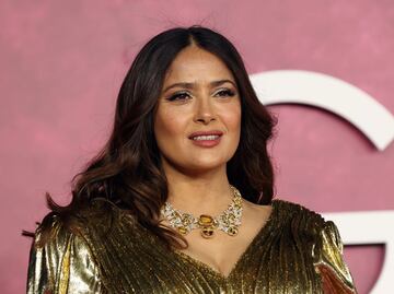 El “vestido de oro” de 400 mil pesos con el que Salma Hayek brilló