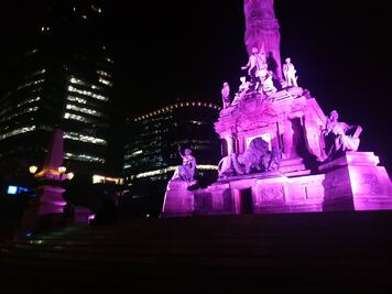 Grupo de jóvenes acude al Ángel por Guillermo Del Toro