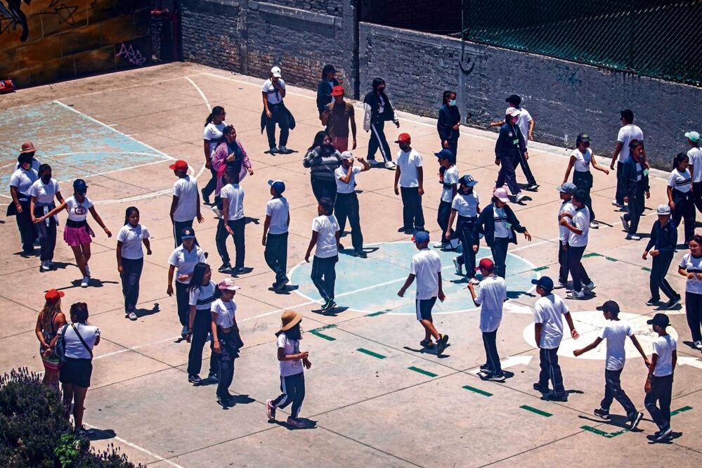 Alumnos de una escuela en la colonia Cuautepec toman clase de educación física. Foto: Gabriel Pano / EL UNIVERSAL