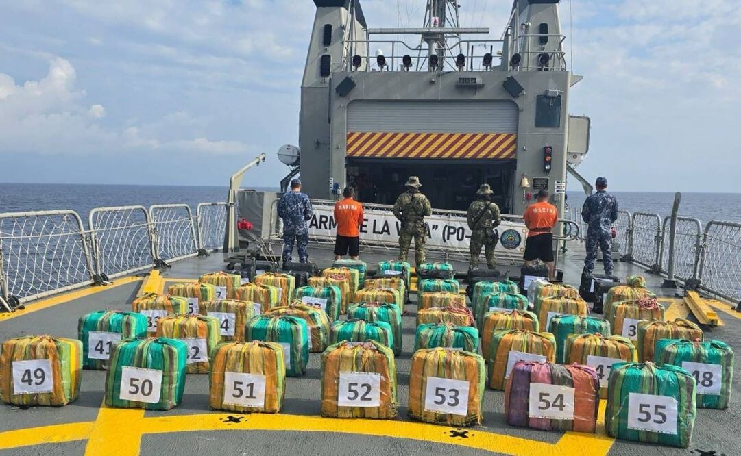 Elementos de la Semar aseguraron una embarcación con 55 bultos confeccionados que contenían en su interior polvo blanco con características similares a la cocaína. Foto: Especial