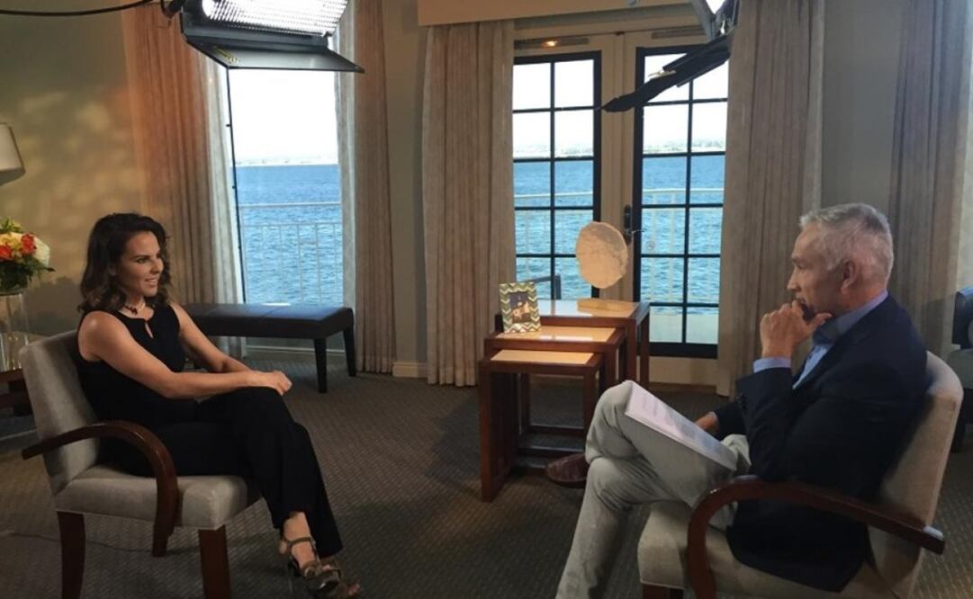 Kate del Castillo y Jorge Ramos durante la entrevista. FOTO: Univisión