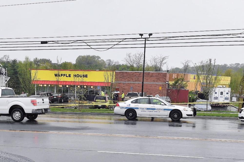 La policía investigaba ayer en el restaurante Waffle House, donde un hombre disparó contra los comensales, dejando cuatro muertos y dos heridos. Foto: JASON DAVIS. AFP