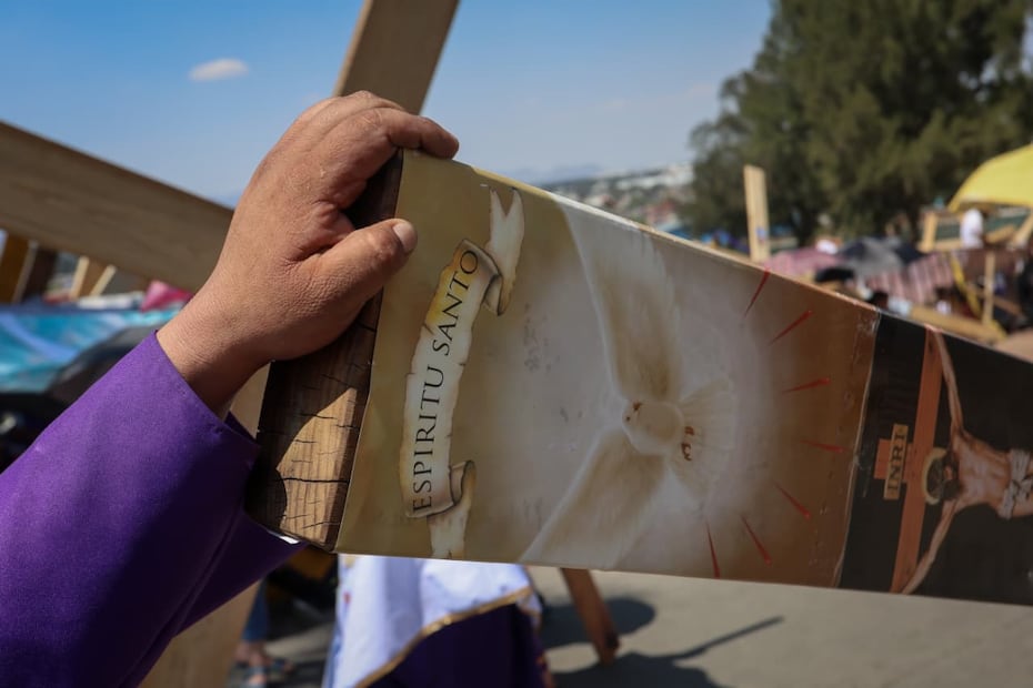 Desde hace 20 años, Eduardo no ha dejado de cargar la cruz en el Viacrucis en Iztapalapa. (Foto: Luis Camacho/ EL UNIVERSAL)