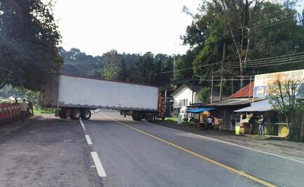 Bloquean indígenas carreteras en Michoacán