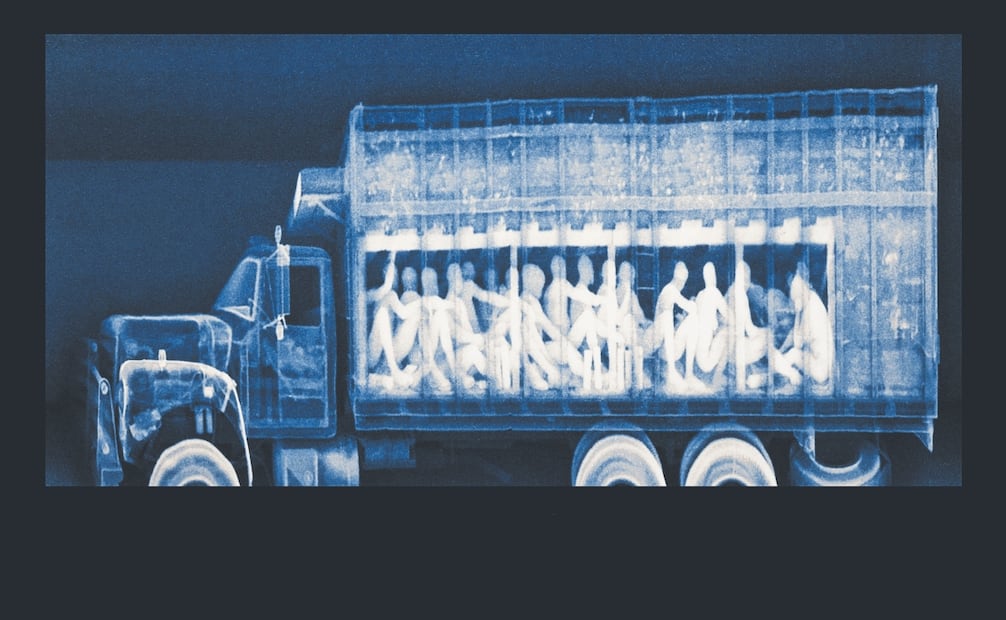 Destaca la imagen Vientre de la bestia, tomada en 2021, por la artista Noelle Mason, que muestra con rayos X el interior de una camioneta que traslada migrantes. Foto: Daniel Brena