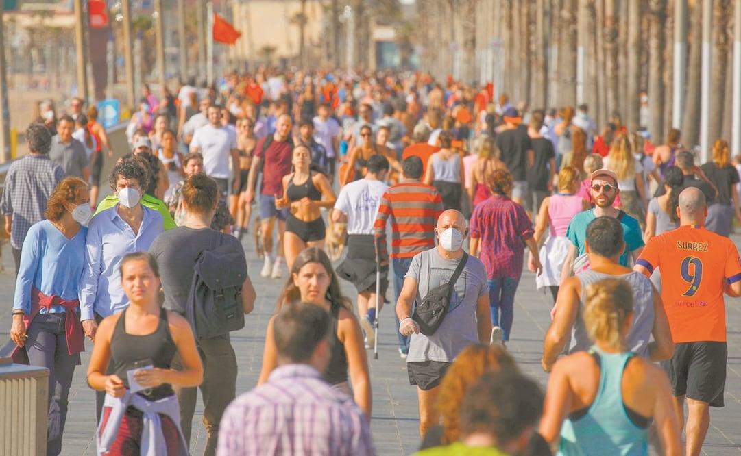 Españoles salieron ayer para hacer ejercicio y pasear, tras 48 días encerrados. A partir de ahora, los ciudadanos deberán respetar franjas horarias para evitar grandes aglomeraciones, así como mantener a distancia a niños y ancianos. Foto: EMILIO MORENATT