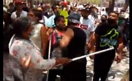 Registran enfrentamiento entre feministas y vendedores ambulantes en Bellas Artes