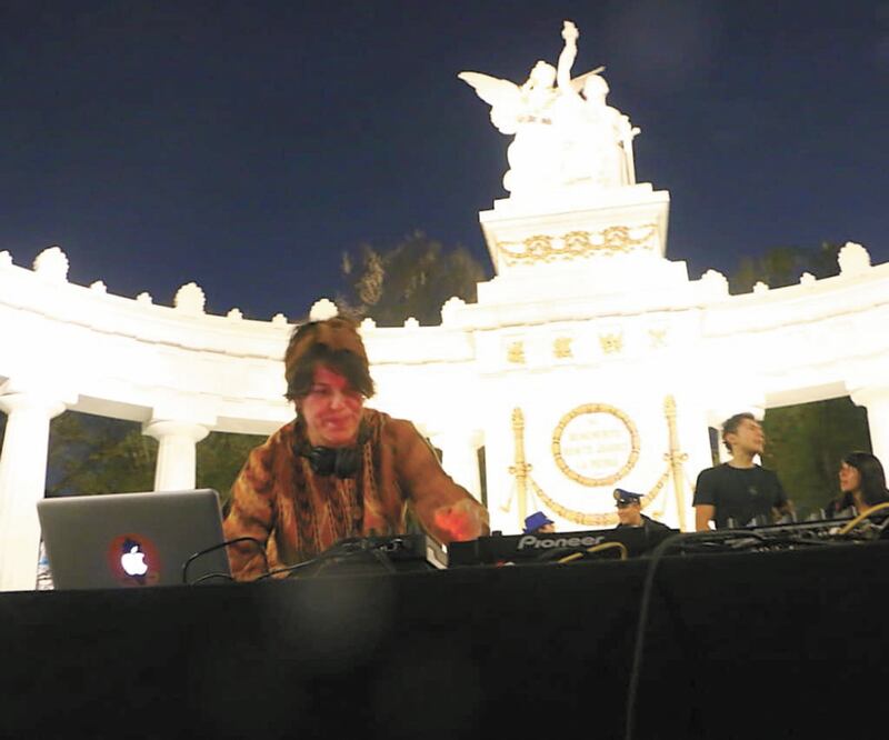 Autoridades dicen que el evento fue en la banqueta y vigilado por la policía. ESPECIAL