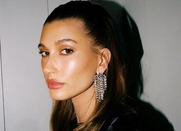 Hailey Bieber celebró su cumpleaños con sexy traje de terciopelo