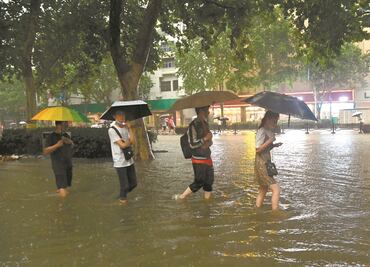 Beijing en alerta máxima por lluvias extremas; autoridades piden a la población no salir de casa