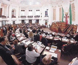 Entre jaloneos sale ley de planeación en el Congreso