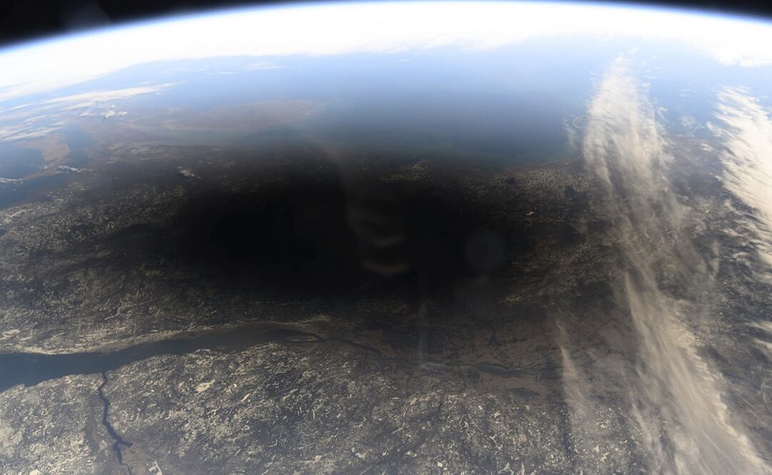 Imagen ilustrativa que muestra la sombra de la Luna cubriendo partes de Canadá y Estados Unidos durante un eclipse solar total visto desde la Estación Espacial Internacional el lunes 8 de agosto de 2024. Foto: NASA vía AP.