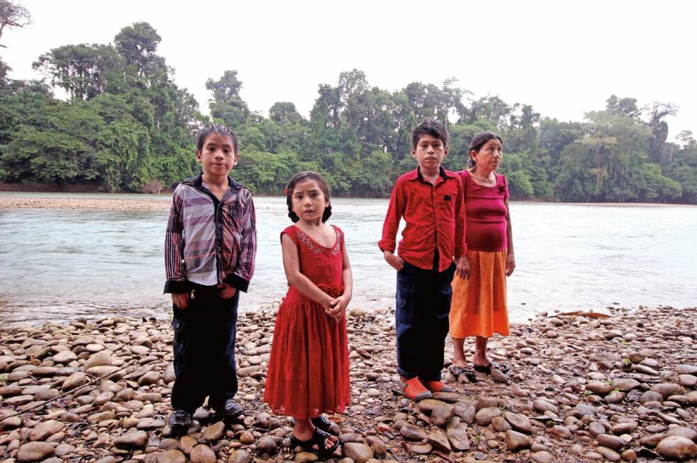 Josefina (der.) asumió el cuidado de sus nietos cuando quedaron huérfanos (FREDY MARTÍNEZ. EL UNIVERSAL)