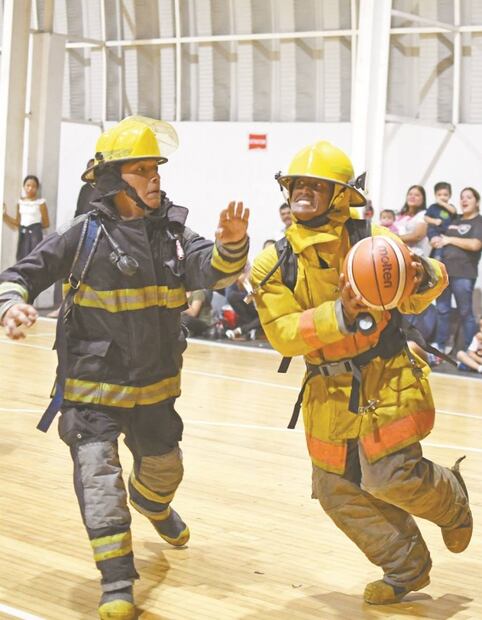 Bomberos encienden la duela de basquetbol