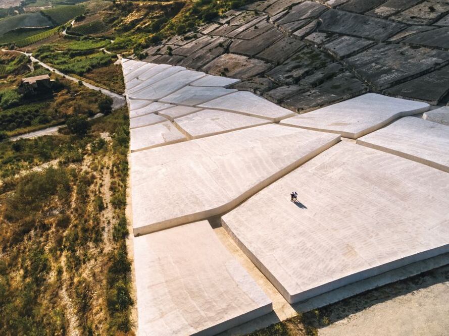 Vista de los caminos del Cretto di Burri. Los autores y el editor agradecen a Oliviero Toscani Studio y Louis Vuitton éditions por la amable cesión de las mismas./ Oliviero Toscani