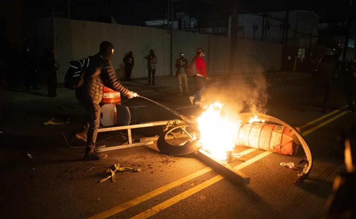 Decretan toque de queda en Newark tras otra noche de disturbios frente al centro de detención de inmigrantes Delaney Hall entre manifestantes y agentes del ICE