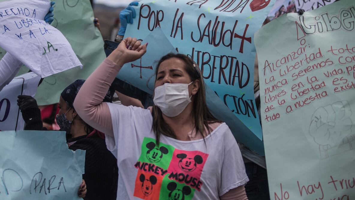Familiares de presos se han manifestado en el exterior de la cárcel colombiana de La Picota para que liberen a sus allegados. Foto: Getty Images