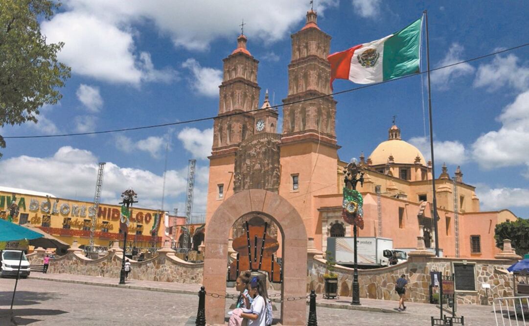 Las calles del centro y la parroquia de Nuestra Señora de los Dolores, en Dolores Hidalgo, lucen los arreglos patrios.