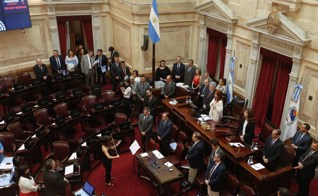 Los 72 integrantes de la Cámara Alta cobrarán unos cuatro millones de pesos argentinos, equivalentes a cuatro mil 500 dólares netos por mes, mientras que el salario mínimo de los trabajadores ronda los 200 mil pesos, unos 230 dólares. Foto: EFE/ Archivo
