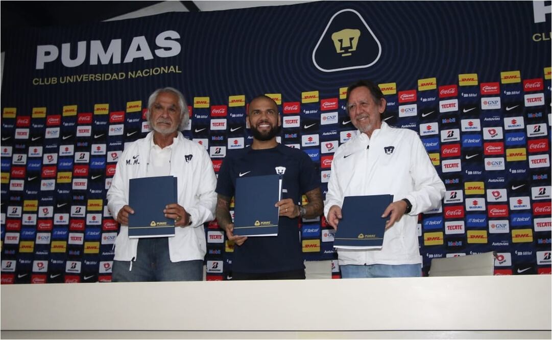 Dani Alves firmó contrato y es oficialmente nuevo jugador de Pumas / FOTO: CARLOS MEJÍA