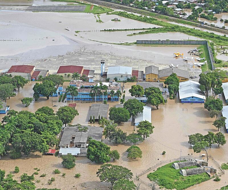 La base aérea Armando Escalon Espinal y sus alrededores, afectados por las inundaciones que dejó Iota en San Pedro Sula, Honduras. Foto: ORLANDO SIERRA. AFP
