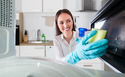 Ni químicos ni esfuerzo; así puedes limpiar la puerta del microondas con dos ingredientes