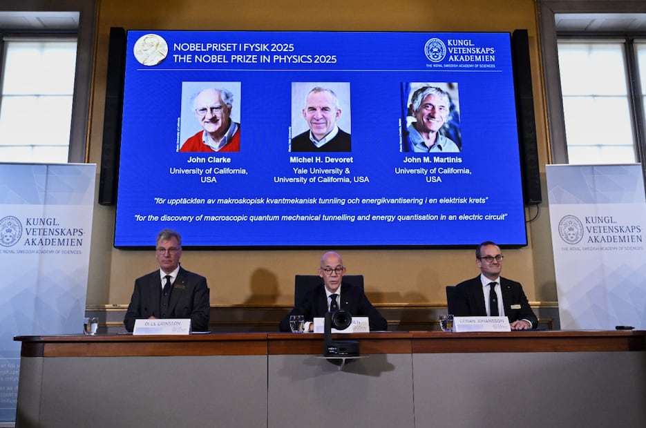Integrantes de la Real Academia de las Ciencias Sueca anuncian a los ganadores del Premio Nobel de Física 2025; los científicos John Clarke, Michel H. Devoret y John M. Martinis.
Foto: AP / Christine Olsson/ TT News Agency