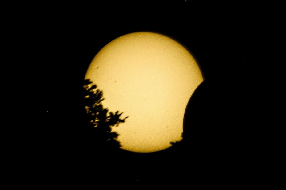 La Luna comieza a cubrir el sol, en Asten, Países Bajos, donde el eclipse solar total es visible parcialmente. FOTO: EFE