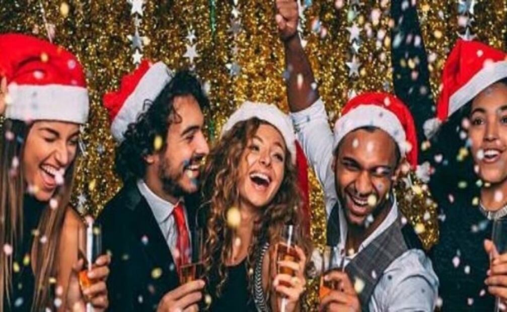 La OMS pide que uses cubrebocas durante la cena de Navidad 