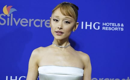 Ariana Grande no aguanta su premio y casi se le cae: cuestionan la delgadez de la actriz