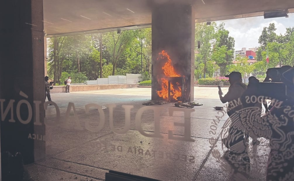 Después de ingresar a las instalacines, los maestros disidentes prendieron fuego en el interior. Foto: Juan Carlos Williams/ EL UNIVERSAL