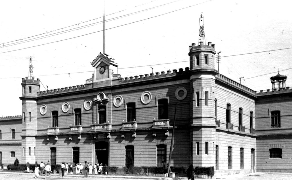 Una imagen en la que se aprecia el Palacio de Lecumberri en un típico día de visita en los años veinte. Cientos de desgarradoras historias marcaron para siempre a este célebre espacio que retrató la famosa cinta mexicana “El Apando”. Colección Villasana.