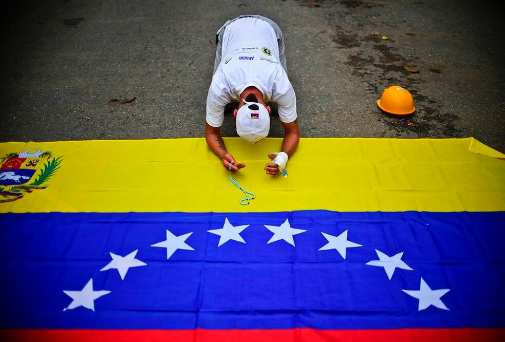 Opositor venezolano se alista para la marcha contra el presidente Nicolás Maduro, en Caracas . Foto: AFP