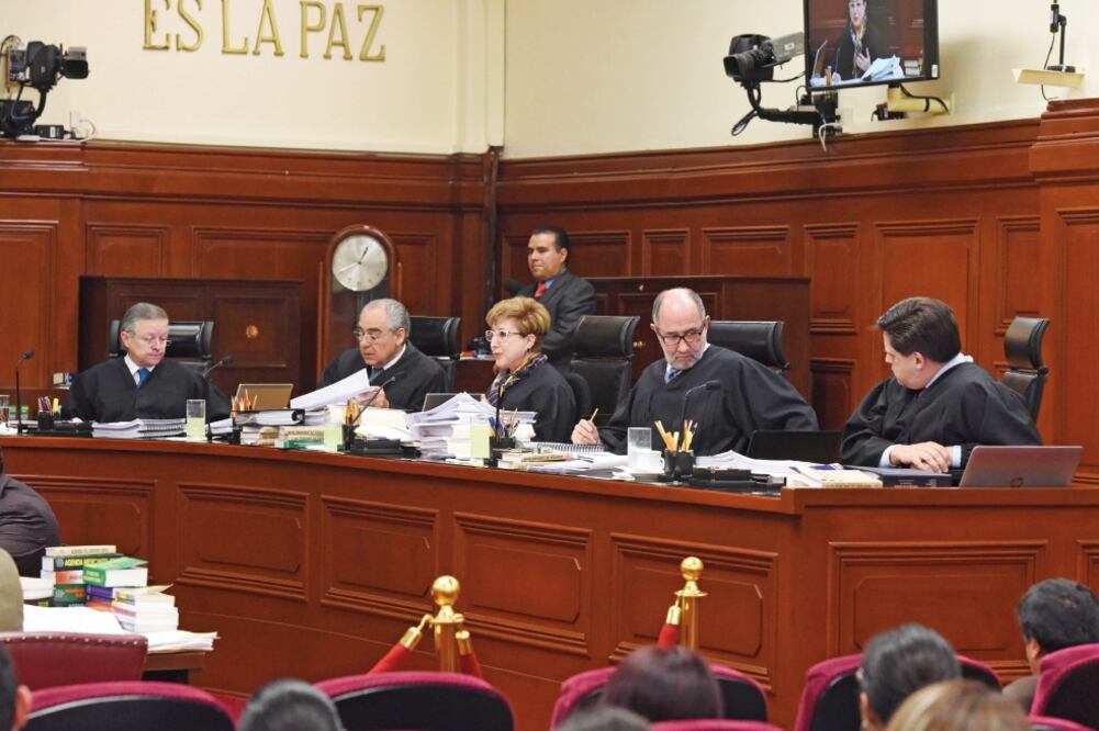 La demanda contra la administración de los recursos para al recosntrucción fue entregada en la Suprema Corte de Justicia de la Nación el 30 de enero pasado por el líder de Morena en la Asamblea Legislativa, César Cravioto. (ESPECIAL)