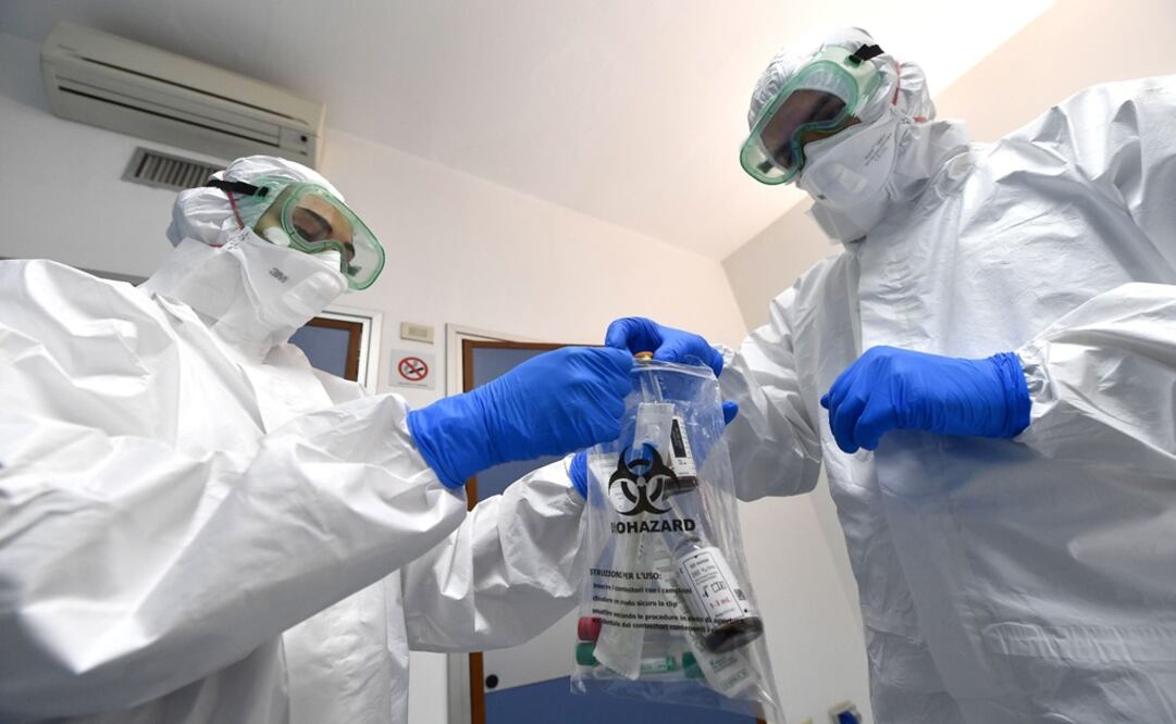 Medical staff with protective equipment on the isolation room - Photo: Luca Zennaro/EFE