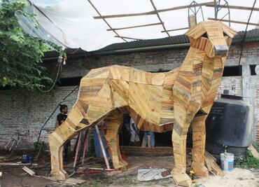 Mexican artist helps migrants through art