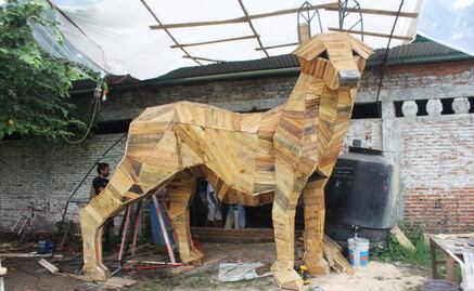 Mexican artist helps migrants through art