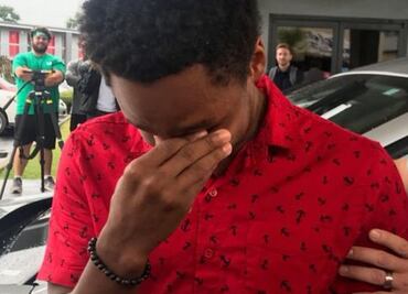 Video. Joven camina 32 km para no llegar tarde a su nuevo empleo y su jefe le da un auto