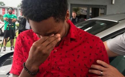 Video. Joven camina 32 km para no llegar tarde a su nuevo empleo y su jefe le da un auto