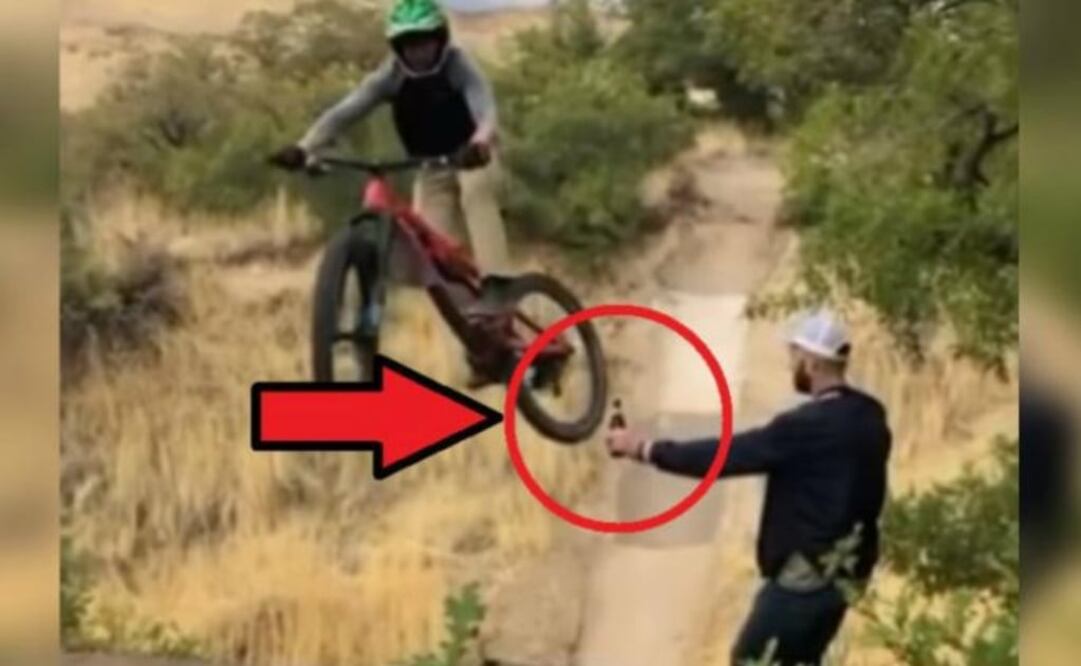 El video muestra un hombre abrir una botella con la llanta trasera de una bicicleta, cuando está por lograrlo el video es interrumpido por otro de índole sexual