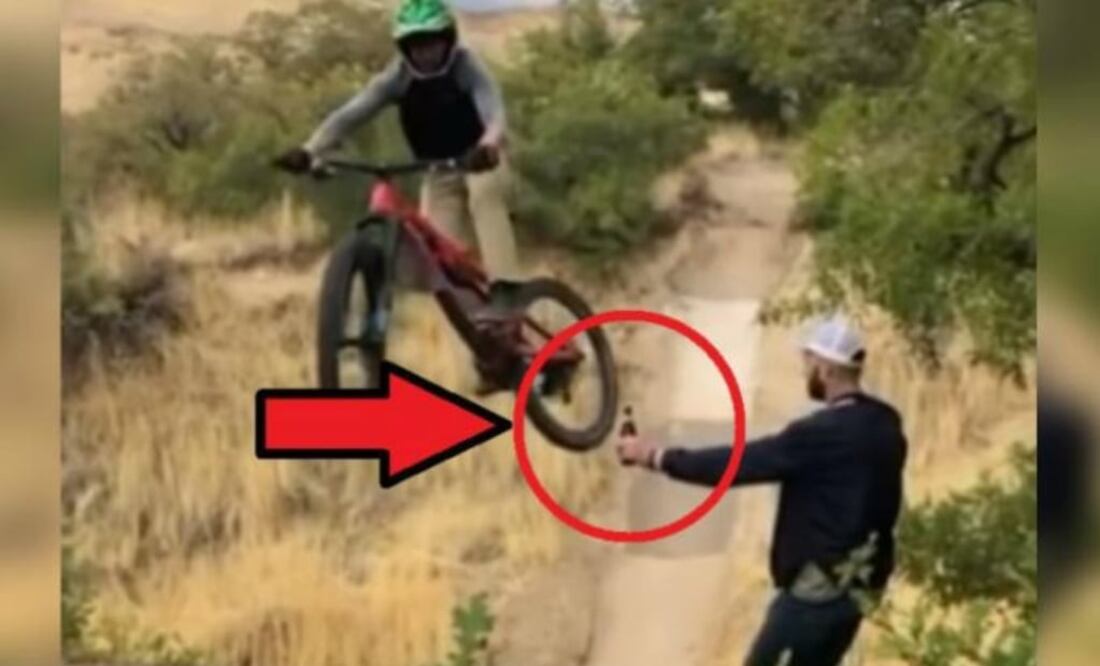 El video muestra un hombre abrir una botella con la llanta trasera de una bicicleta, cuando está por lograrlo el video es interrumpido por otro de índole sexual