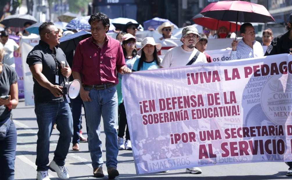 Marx Arriaga Navarro, exdirector general de Materiales Educativos de la Secretaría de Educación Pública (SEP) durante marcha de la CNTE en CDMX (15/05/2026). Foto: Fernanda Rojas / EL UNIVERSAL