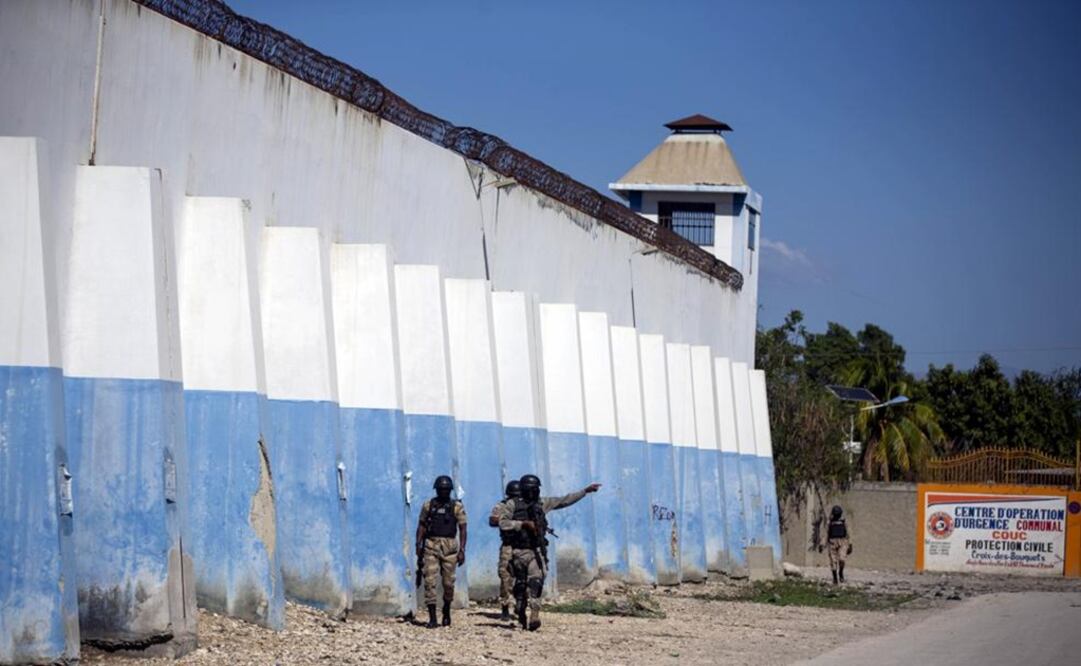Agentes de la policía nacional recorren el perímetro de la prisión civil Croix-des-Bouquets en Puerto Príncipe. Foto: AP