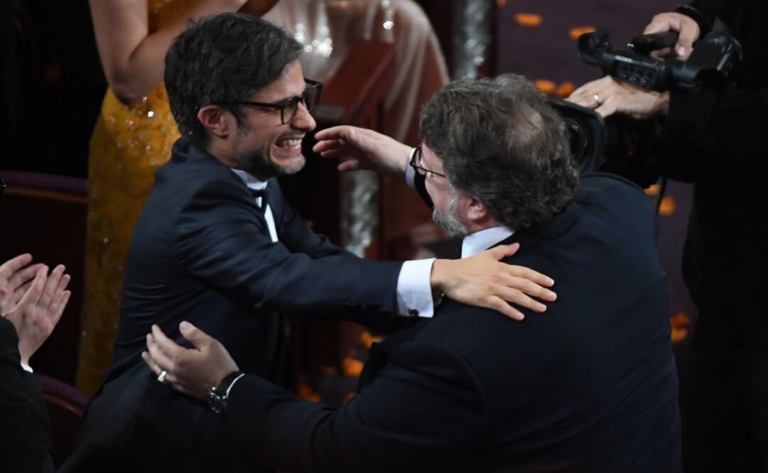 Gael García fue uno de los primeros en felicitar a Del Toro. FOTO:AFP