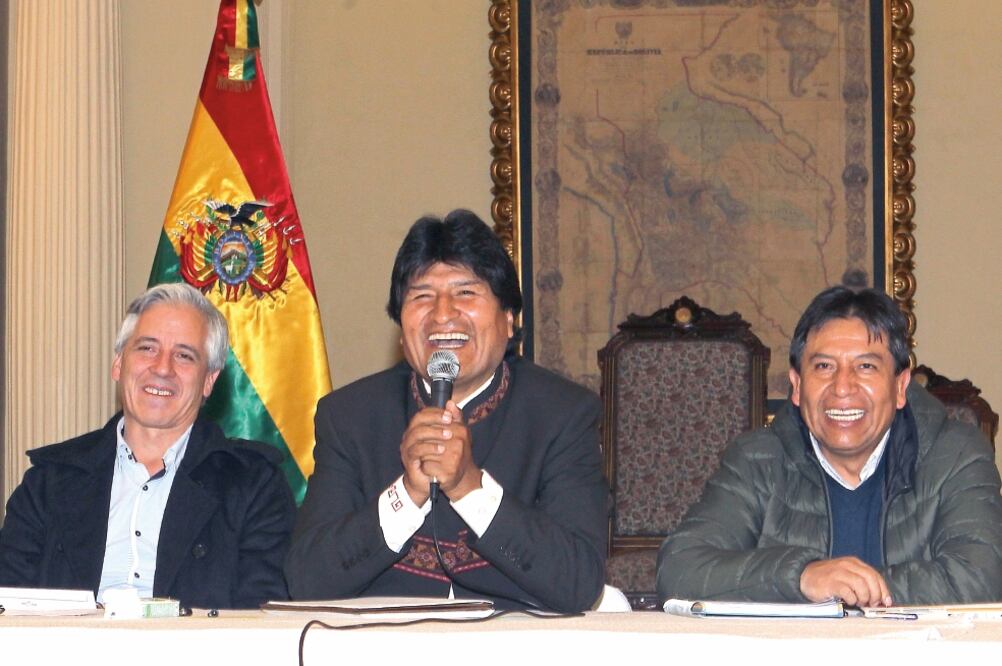 El mandatario de Bolivia, Evo Morales (centro), a la izquierda el vicepresidente Álvaro García Linera y a la derecha el canciller David Choquehuanca, en una reunión con sindicatos de obreros, en La Paz (MARTIN ALIPAZ. EFE)