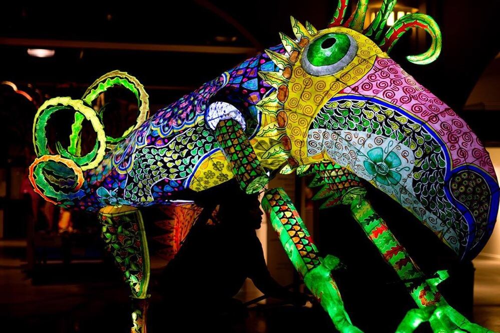 Los alebrijes que se presentan en el desfile están elaborados de cartón y madera. Foto: Facebook Museo de Arte Popular