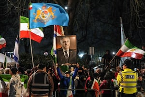 VIDEO: Reemplazan bandera iraní en embajada de la República Islámica en Londres por una de la monarquía; siguen las protestas en Irán