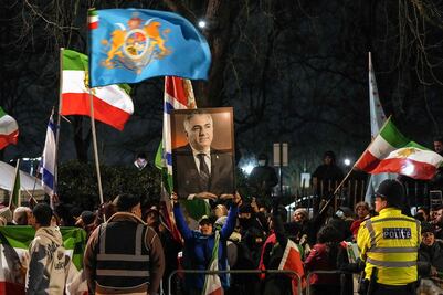 VIDEO: Reemplazan bandera iraní en embajada de la República Islámica en Londres por una de la monarquía; siguen las protestas en Irán