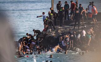 FOTOS: Así llegaron los migrantes a Ceuta; flotadores y ropa abandonada marcan el cruce desde Marruecos